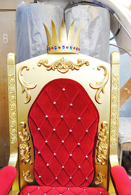 Как сделать царскую. Стул трон е2е4. Королевская трон для королевы. Фотозона Царский трон. Царские украшения Тронов.